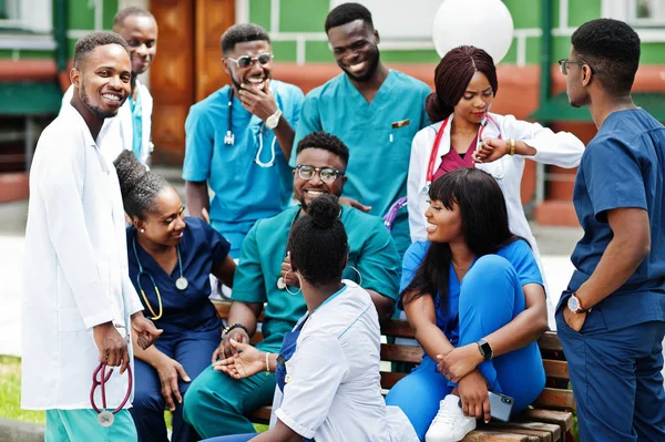 Gruppe afrikanischer Medizinstudenten posierte im Freien. — Stockfoto
