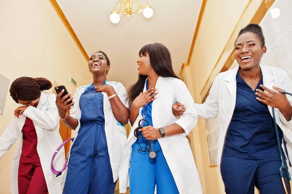 Gruppe afrikanischer Medizinstudentinnen im College schaut auf p — Stockfoto