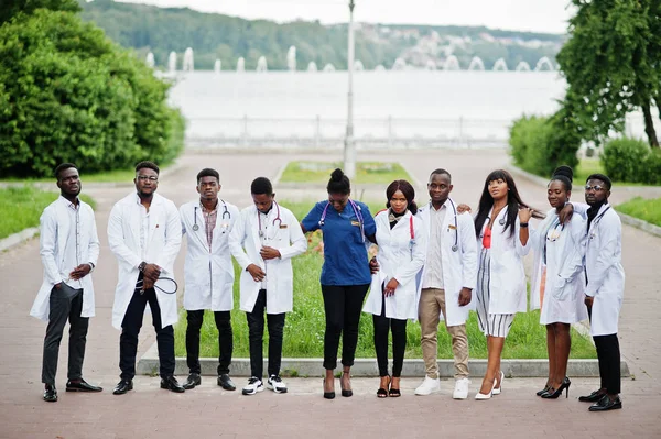 Grupo de estudiantes de medicina africanos posaron al aire libre en un laboratorio blanco de cacao — Foto de Stock