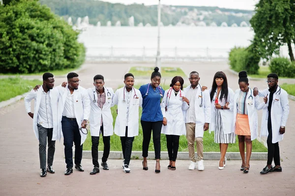 Ομάδα των Αφρικανών φοιτητών ιατρικής που τέθηκε εξωτερική σε λευκό Lab COA — Φωτογραφία Αρχείου