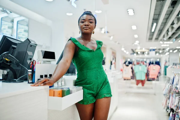 Молода модна і сексуальна афро-жінка в зеленій крамниці — стокове фото