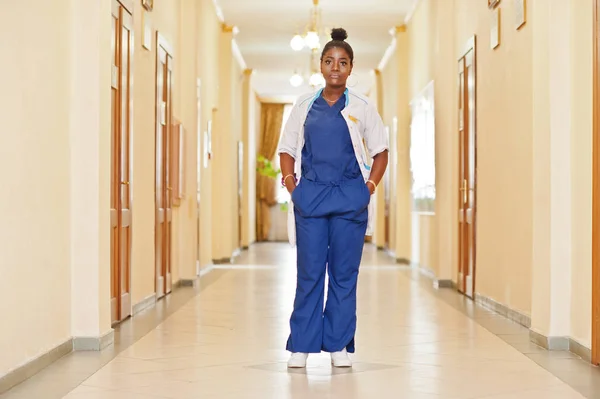 Professionell afrikansk kvinnlig läkare på sjukhuset. Medicinsk läker — Stockfoto