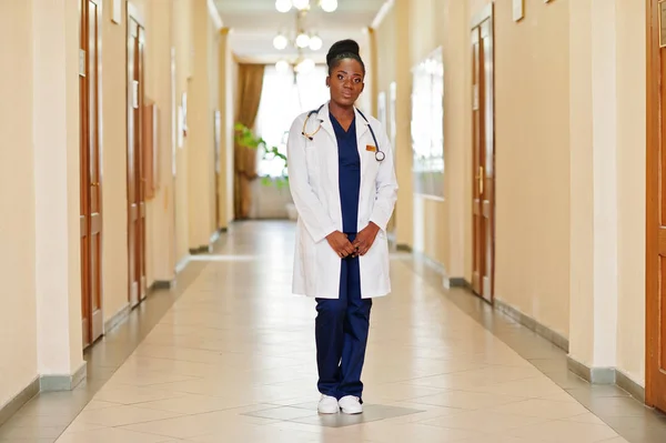 Doctora africana profesional en el hospital. Sanación médica — Foto de Stock