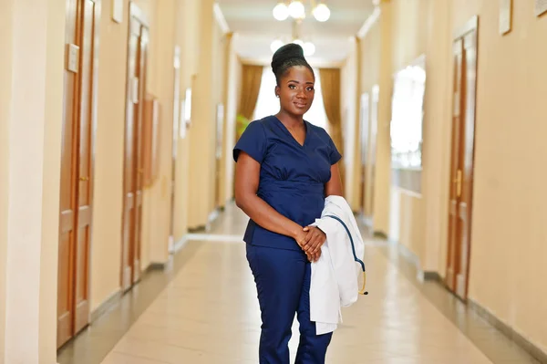 医院的非洲女医生医疗治疗 — 图库照片