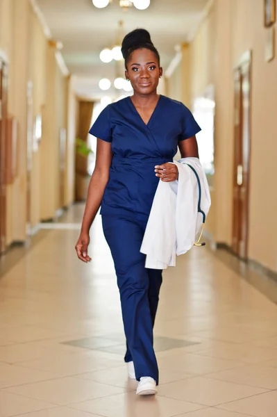 Professionell afrikansk kvinnlig läkare på sjukhuset. Medicinsk läker — Stockfoto