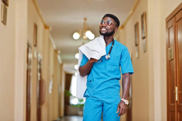 Médico africano profesional en el hospital. Salud médica — Foto de Stock