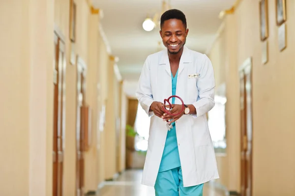 Médico africano profesional en el hospital. Salud médica — Foto de Stock