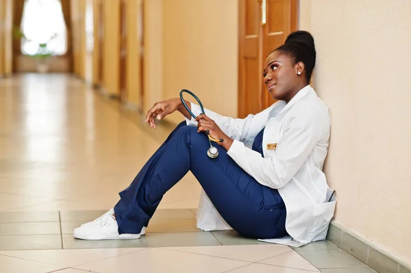 Doctora africana profesional en el hospital. Sanación médica — Foto de Stock