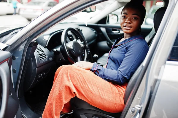 富有的商业非洲妇女坐在司机座位在银suv汽车 — 图库照片