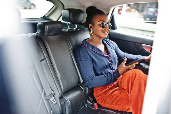 富有的商业非洲女人在太阳镜坐在suv车与bl — 图库照片