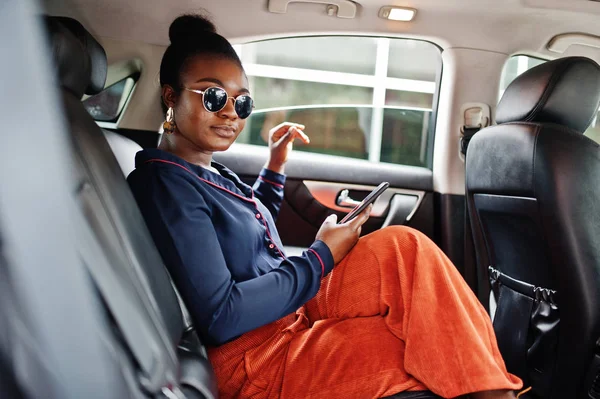 풍부한 비즈니스 아프리카 여자 에 선글라스 앉아 에 suv 자동차 와 bl — 스톡 사진