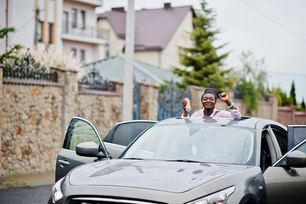 Багата ділова африканська жінка в срібному автомобілі на даху — стокове фото