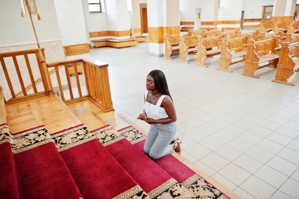 Αφρικανική Αμερικανίδα που προσεύχεται στην εκκλησία. Οι πιστοί διαλογίζονται — Φωτογραφία Αρχείου
