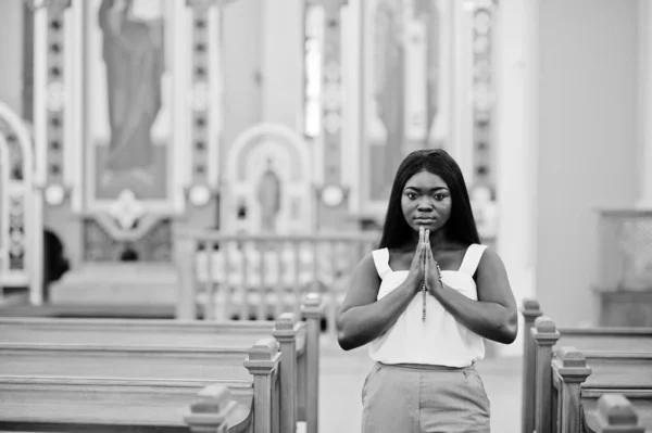Afro-Amerikalı kadın kilisede dua ediyor. Müminler meditasyon — Stok fotoğraf