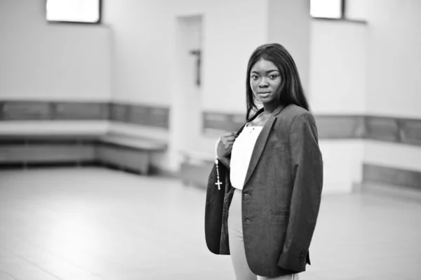 Mujer afroamericana rezando en la iglesia. Los creyentes meditan — Foto de Stock