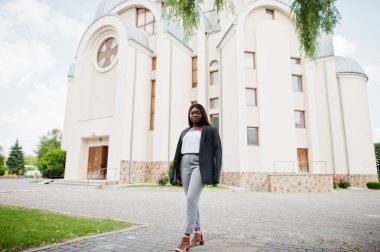 Afro-Amerikan kadın kilise karşı açık ve Tanrı'ya dua. 