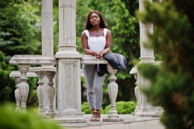 Elinde tespih ile Açık havada Afrikalı Amerikalı kadın. Kavram için 