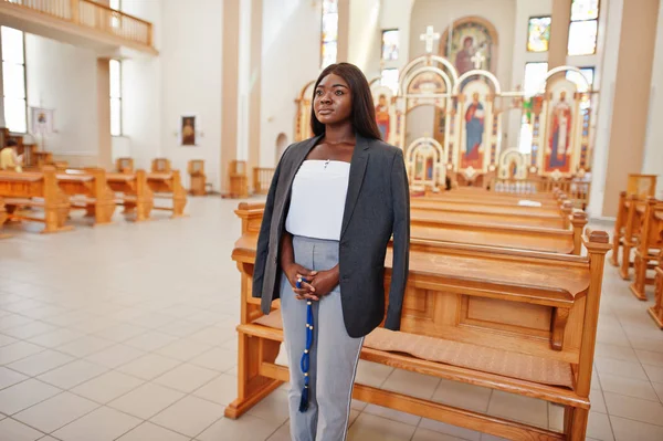 Wanita Afrika Amerika berdoa di gereja. Orang percaya bermeditasi — Stok Foto