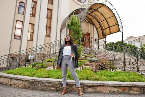 Mujer afroamericana al aire libre contra la iglesia y reza a Dios . — Foto de Stock