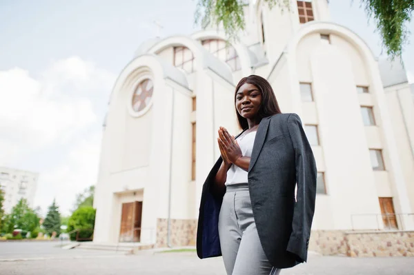 Afrika Amerika wanita luar ruangan terhadap gereja dan berdoa kepada Allah . — Stok Foto
