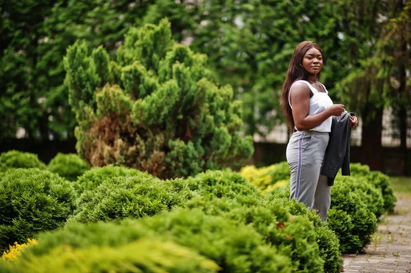 非洲裔美国妇女户外与玫瑰手。概念 — 图库照片