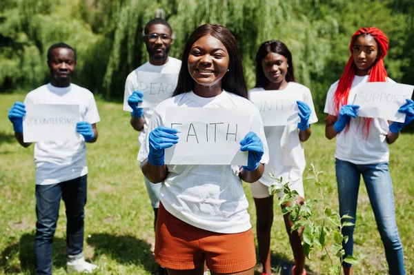 Kelompok relawan afrika bahagia memegang papan kosong dengan iman si — Stok Foto