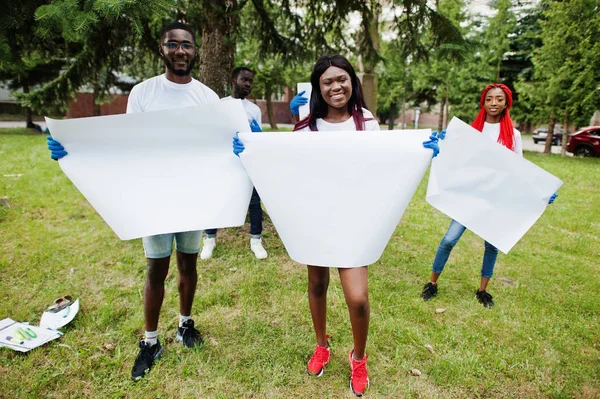 Μια ομάδα από χαρούμενους Αφρικανούς εθελοντές κρατούν κενή κενή σανίδα στο πάρκο — Φωτογραφία Αρχείου