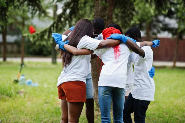 Kelompok relawan afrika bahagia berpelukan di taman. Sukarelawan Afrika — Stok Foto