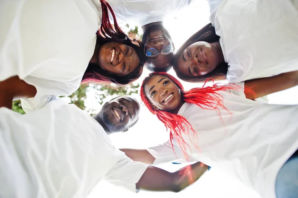 Un gruppo di felici volontari africani si abbraccia nel parco. Africa volontario — Foto Stock