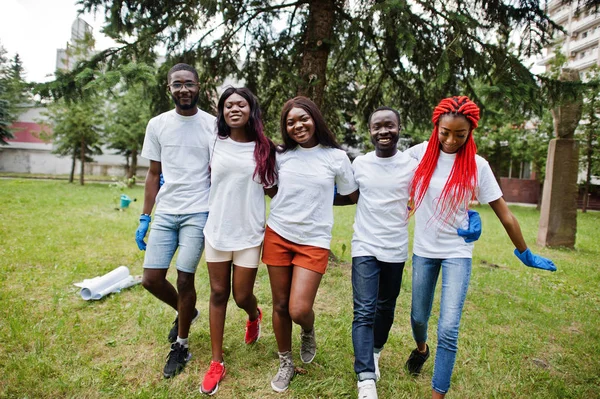 Οι χαρούμενοι Αφρικανοί εθελοντές αγκαλιάζουν μαζί στο πάρκο. Αφρική vol — Φωτογραφία Αρχείου