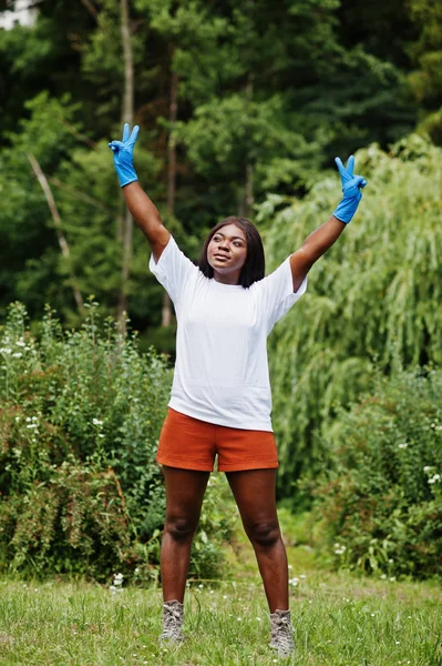 Relawan wanita Afrika di taman. Afrika sukarela, amal, p — Stok Foto