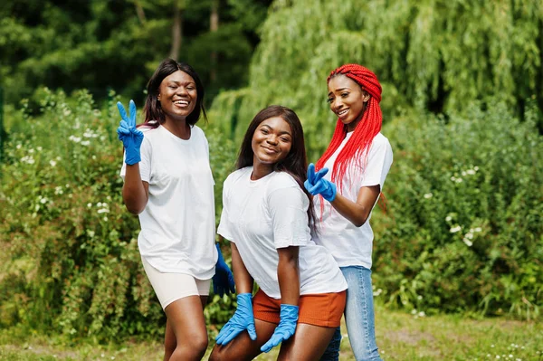 Τρεις αφρικανικές γυναίκες εθελοντές στο πάρκο. Αφρική εθελοντισμός, Cha — Φωτογραφία Αρχείου