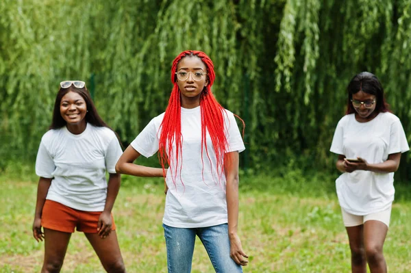 Τρεις αφροαμερικάνικες γυναίκες στο πάρκο με άσπρα μπλουζάκια. — Φωτογραφία Αρχείου