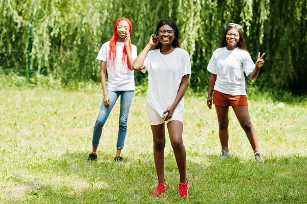 Τρεις αφροαμερικάνικες γυναίκες στο πάρκο με άσπρα μπλουζάκια. — Φωτογραφία Αρχείου