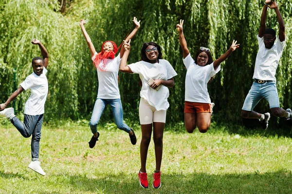 Csoportja jumping afro-amerikai népek Park fehér t-Shi — Stock Fotó