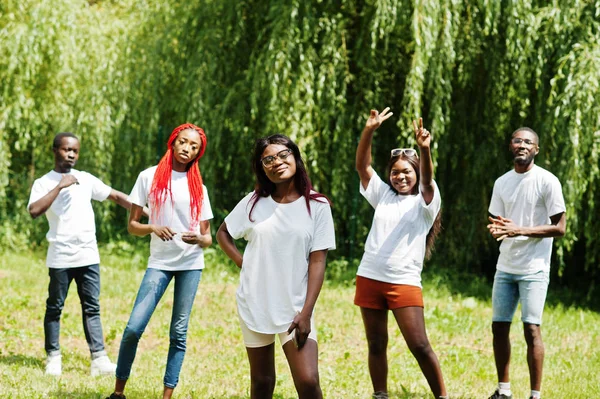 Ομάδα Αφρικανών λαών στο πάρκο με λευκά μπλουζάκια. — Φωτογραφία Αρχείου