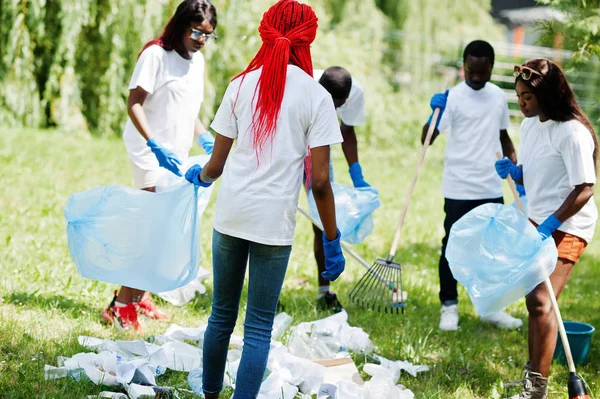 Ομάδα από χαρούμενους Αφρικανούς εθελοντές με καθαρισμό σακούλες σκουπιδιών είναι — Φωτογραφία Αρχείου