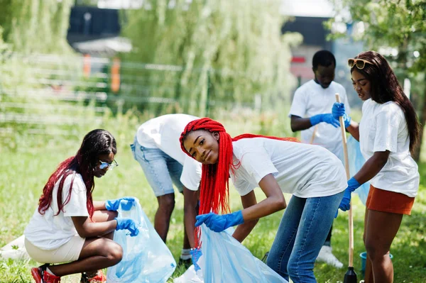 Grupo de voluntarios africanos felices con la limpieza de bolsas de basura son — Foto de Stock