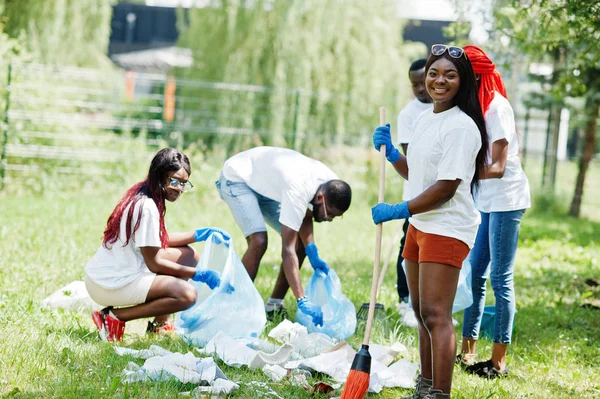 Kelompok relawan afrika bahagia dengan kantong sampah membersihkan adalah — Stok Foto