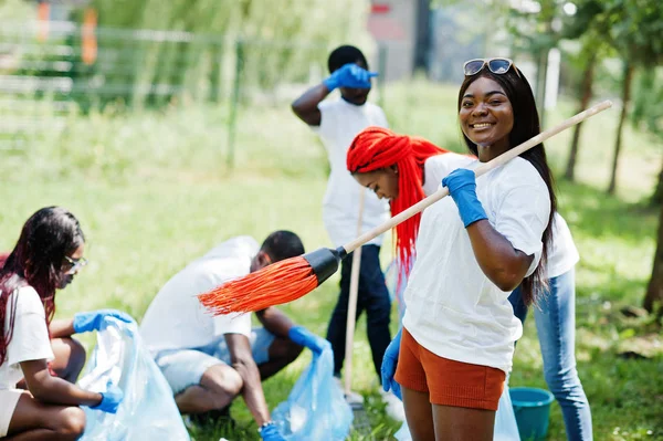 Kelompok relawan afrika bahagia dengan kantong sampah membersihkan adalah — Stok Foto