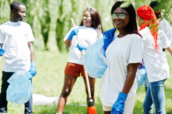 Grupo de voluntarios africanos felices con la limpieza de bolsas de basura son — Foto de Stock