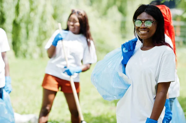 Skupina šťastných afrických dobrovolníků s čištěním odpadkového pytle — Stock fotografie