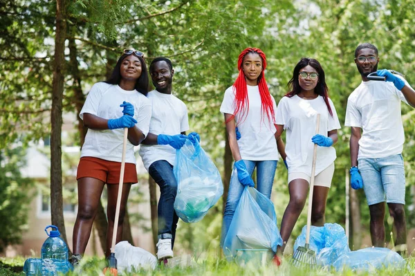 Grupo de voluntarios africanos felices con la limpieza de bolsas de basura son — Foto de Stock