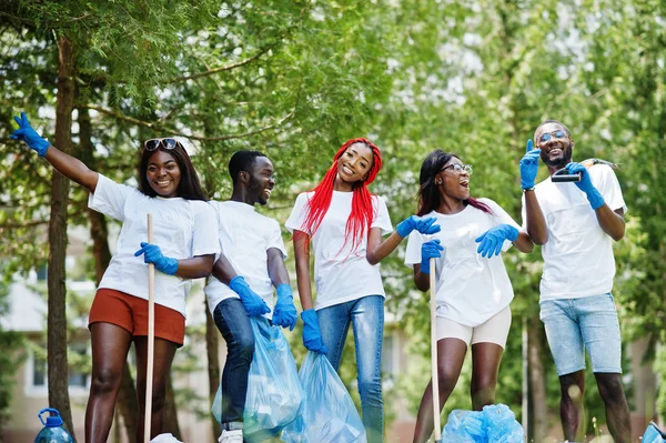 Grupo de voluntarios africanos felices con la limpieza de bolsas de basura son — Foto de Stock