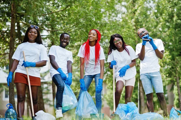 Ομάδα από χαρούμενους Αφρικανούς εθελοντές με καθαρισμό σακούλες σκουπιδιών είναι — Φωτογραφία Αρχείου