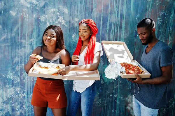 Τρεις χαρούμενοι αφρικανές Αμερικανοί φίλοι κρατώντας κουτιά πίτσας — Φωτογραφία Αρχείου