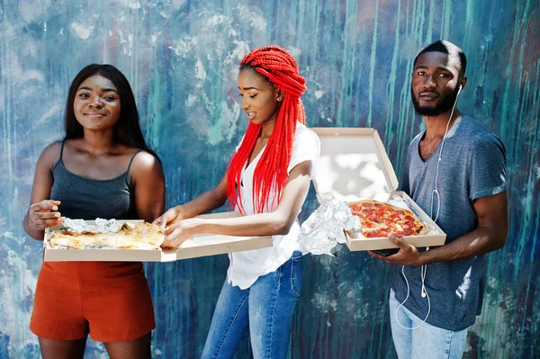 Τρεις χαρούμενοι αφρικανές Αμερικανοί φίλοι κρατώντας κουτιά πίτσας — Φωτογραφία Αρχείου