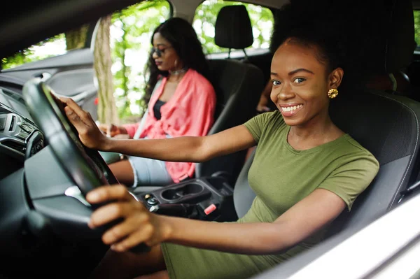 Sekelompok gadis african Amerika bersenang-senang di dalam mobil . — Stok Foto