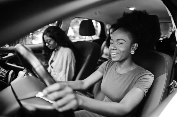 Sekelompok gadis african Amerika bersenang-senang di dalam mobil . — Stok Foto