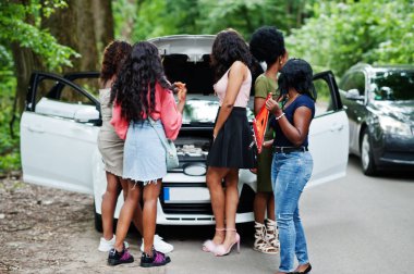 Kırık bakıyor beş Afro-Amerikan gezgin kız grubu 